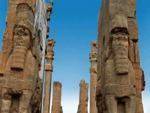 عکس؛ سفر به تاریخ؛ زنان روستایی با لباس محلی در کنار «دروازۀ ملل تخت جمشید»؛ سال 1338