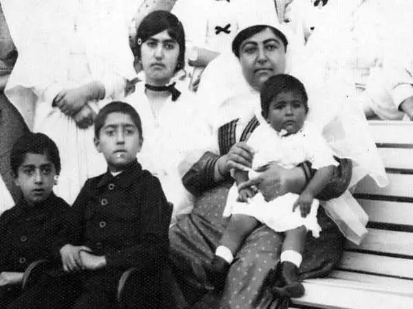 عکس؛ سفر به تاریخ؛ عکس آتلیه ای «آسیه خانم، خواهر احمدشاه قاجار» در 7 سالگی