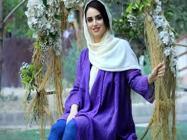 عکس؛ سفر در زمان؛ «هانیه غلامی» در حال امضاء کردن سند ازدواج اش؛ سال 1396