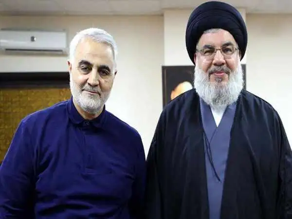 عکس؛ سفر به تاریخ؛ چهرۀ خندان «سردار سلیمانی» در کنار موتورسیکلتش در جبهه؛ دهۀ 60