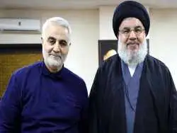 عکس؛ سفر به تاریخ؛ چهرۀ خندان «سردار سلیمانی» در کنار موتورسیکلتش در جبهه؛ دهۀ 60