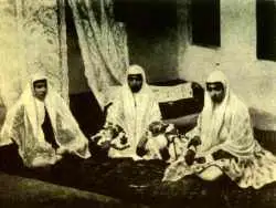 سفر در زمان؛ ابروهای زنان دوران قاجار به شکل کلاغی در حال پرواز بود؛ در ماه دو روز وسمه کشان برگزار می شد