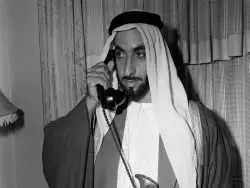 عکس؛ سفر در زمان؛ «محمدرضا پهلوی در حال روبوسی با بنیانگذار امارات»؛ سال 1353