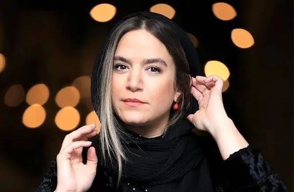 عکس؛ سفر به تاریخ؛ چهرۀ «ستاره پسیانی» در 3 سالگی در آغوش پدرش «آتیلا»