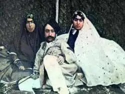 عکس؛ سفر به تاریخ؛ زنان ناصرالدین شاه در کنار حوض و فوّاره حیاط اندرونی