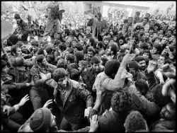 عکس؛ سفر در زمان؛ اعتراض خیابانی علیه بنی صدر در سال 1360