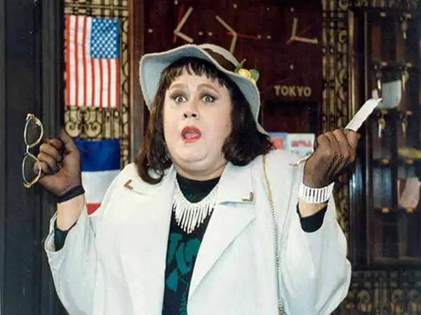 شمع ها را فوت کن اکبر آقا؛ ما با گذشته ات روزها گذراندیم