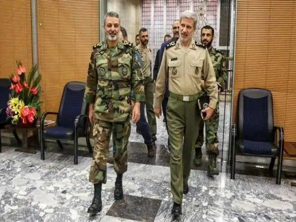 عکس؛ سفر به تاریخ؛ «امیر موسوی و امیر حاتمی» (فرماندهان ارتش) در بیت رهبری؛ سال 96