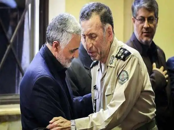 عکس؛ سفر  به تاریخ؛ «سرلشکر سلیمی، فرمانده سابق ارتش» در کنار «رهبر انقلاب» در خط مقدم؛ دهۀ 60