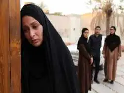 عکس| سفر در زمان؛ «پریزاد» سریال طوبی در حال دریافت جایزه از رئیس صداوسیما