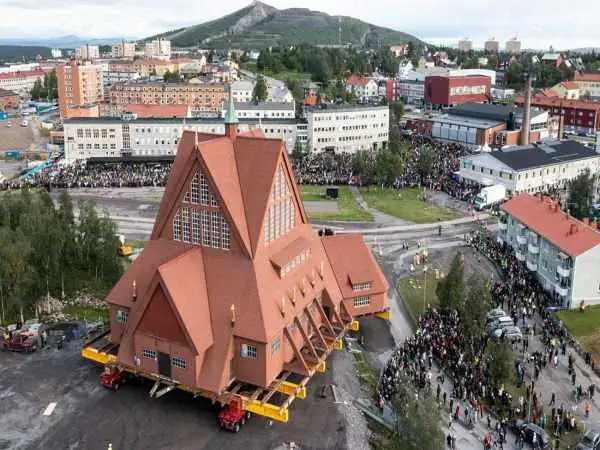 تصاویر؛ راهپیمایی 5 کیلومتری یک «کلیسا»