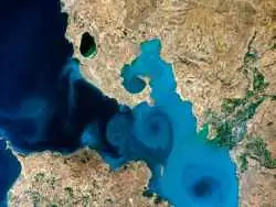 چرخش های شیری در دریاچه وان ترکیه؛ پدیده ای نادر که دانشمندان را شگفت زده کرد