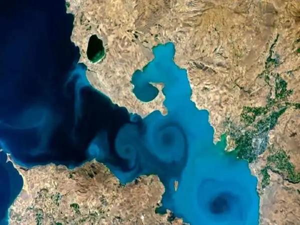 چرخش های شیری در دریاچه وان ترکیه؛ پدیده ای نادر که دانشمندان را شگفت زده کرد