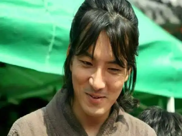 عکس؛ سفر در زمان؛ «سونگ ایل گوک» در حال برش زدن کیک تولدش در پشت صحنه سریال جومونگ