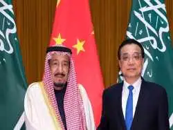 عکس| سفر در زمان؛ «ملک سلمان، پادشاه مصر» در حال معرفی شمشیر سلطنتی به سارکوزی؛ سال 1386