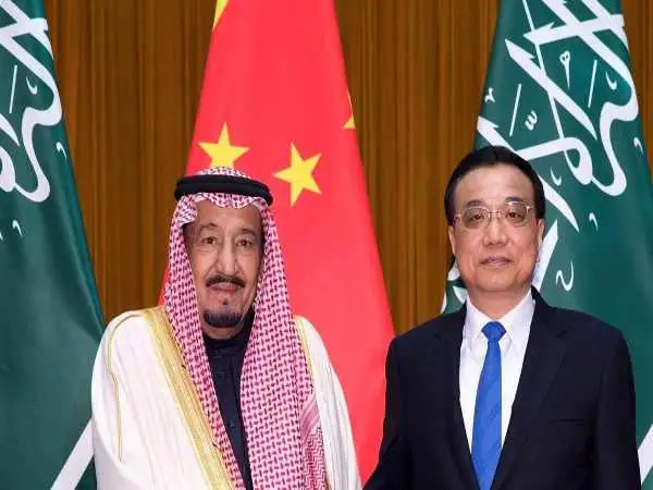 عکس| سفر در زمان؛ «ملک سلمان، پادشاه مصر» در حال معرفی شمشیر سلطنتی به سارکوزی؛ سال 1386