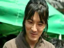 عکس؛ سفر در زمان؛ «سونگ ایل گوک» در حال برش زدن کیک تولدش در پشت صحنه سریال جومونگ