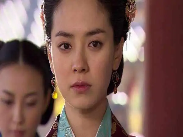 عکس| سفر زمان؛ عکس تازۀ «بانو سویا، همسر جومونگ» با «پیژامه» در 44 سالگی