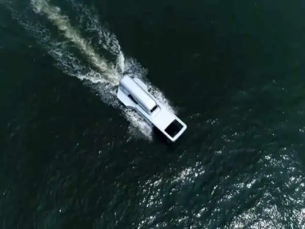 عکس؛ قایقی شبیه به زیپ ژاپنی دریا را می شکافد