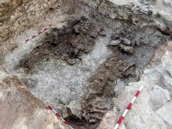 کشف یک گنج باشکوه؛ تاج طلا و خنجر منحصربه فرد پوشیده از جواهر