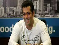 عکس| سفر به تاریخ؛ چهرۀ «سلمان خان» در 1 سالگی در آغوش مادرش «سلما خان»