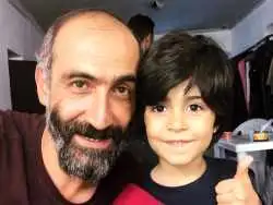 عکس| سفر در زمان؛ کاوه سریال زیرخاکی در جشن تولد پدرش در 10 سالگی؛ سال 1402