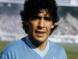 عکس| سفر در زمان؛ «دیگو مارادونا» در 18 سالگی در زمین فوتبال؛ سال 1357