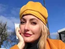 عکس| سفر به تاریخ؛ «مهناز افشار» در دوران دبیرستان با «لوح تقدیر» در کنار همکلاسی هایش