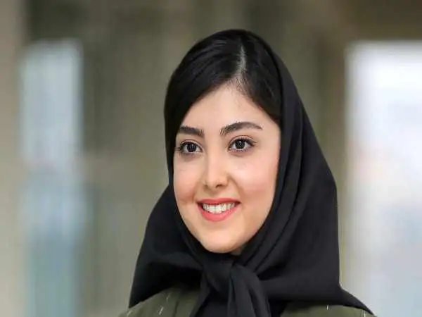 عکس| سفر در زمان؛ چهره «زیبا کرمعلی» در 21 سالگی در کنار دریا؛ سال 1396