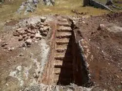 تندیس خدای کوتولۀ مصر باستان در زیر «پلّکان ابدیت» پیدا شد