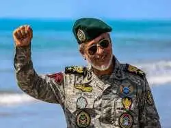 عکس| سفر به تاریخ؛ گریۀ «امیر دریادار سیاری» در دیدار خانواده شهید؛ سال 1394