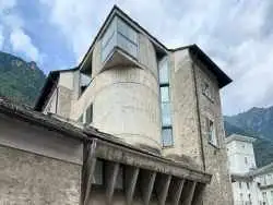 تصاویر؛ اثر معماری عجیب در دل شهر قرون وسطایی ایتالیا