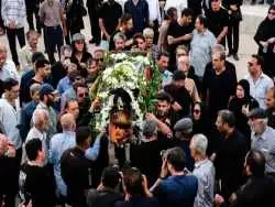 عکس؛ پیکر ایرج صغیری بر دوش بازیگران «قلندرخونه» بدرقه شد