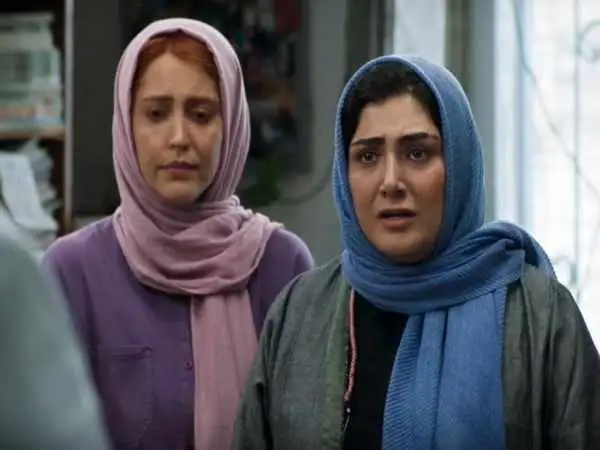 عکس| سفر زمان؛ «باران کوثری» در آغوش «سولماز غنی» در پشت صحنه سریال «آفتاب پرست»