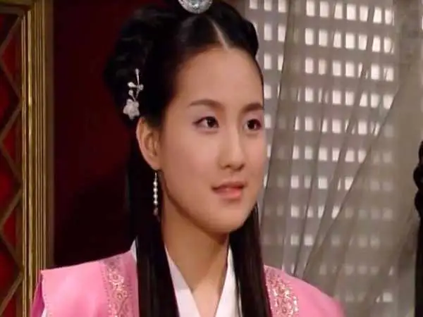 عکس| سفر به تاریخ؛ عکس یادگاری «تسو و سوریانگ» در پشت صحنه سریال «جومونگ»