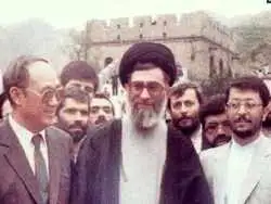 عکس| سفر به تاریخ؛ «رهبر انقلاب» در حال قدم زدن در خیابانی در کشور چین؛ سال 1368