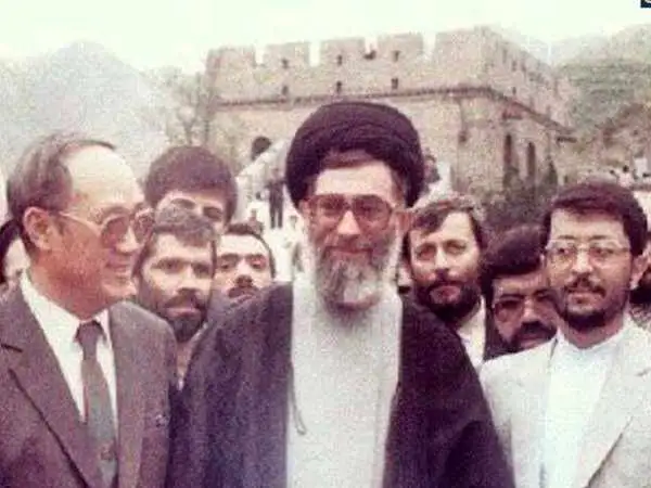 عکس| سفر به تاریخ؛ «رهبر انقلاب» در حال قدم زدن در خیابانی در کشور چین؛ سال 1368