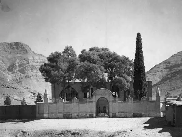 عکس| سفر به تاریخ؛ عکس یادگاری شیرازی ها در کنار مقبرۀ سعدی؛ 100 سال قبل