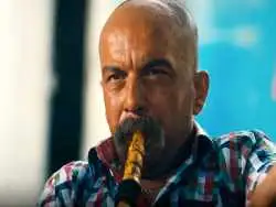 عکس؛ عباس جمشیدی فر در آغوش پدرش در ایام کودکی