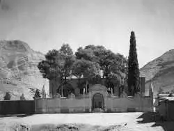 عکس| سفر به تاریخ؛ عکس یادگاری شیرازی ها در کنار مقبرۀ سعدی؛ 100 سال قبل