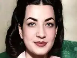 عکس؛ سفر در زمان؛ «اشرف پهلوی در حال نصب مدال بر سینه برادر دو قلویش»؛ اواخر دهه 30