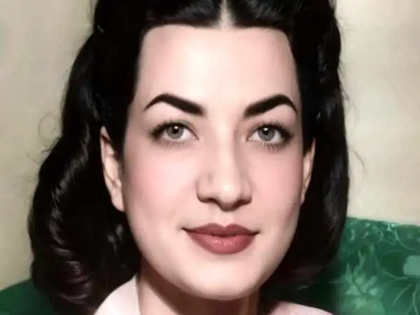 عکس؛ سفر در زمان؛ «اشرف پهلوی در حال نصب مدال بر سینه برادر دو قلویش»؛ اواخر دهه 30