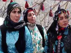 عکس| سفر در زمان؛ «مهیار، روژان، مرجان و شیلان» در پشت صحنه سریال نون خ؛ سال 1400