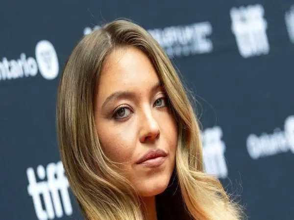 عکس| سفر در زمان؛ «سیدنی سوئینی» بازیگر مشهور آمریکایی در 16 سالگی؛ سال 1392