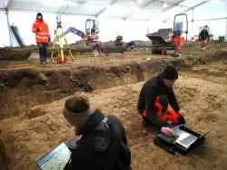 «تندیس پلنگ، مقبره های کودکان و جادۀ دوهزارساله» در جریان ساخت دو آپارتمان کشف شدند