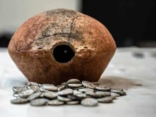 کوزۀ سکّه های 2300 سالۀ «اسکندرنشان» در بیابان های امارات پیدا شد