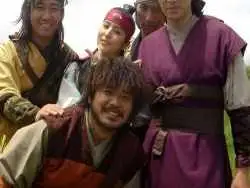 عکس| سفر به تاریخ؛ «بیریو، پسر سوسانو» در آغوش «هیوبو» در پشت صحنه سریال «جومونگ»