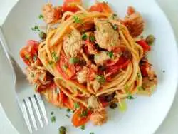 طرز تهیه اسپاگتی با سس تن ماهی؛ خوشمزه و آسان