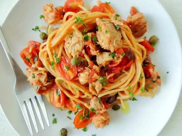 طرز تهیه اسپاگتی با سس تن ماهی؛ خوشمزه و آسان