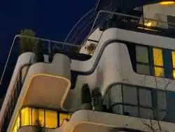 عکس؛ خانه ای شبیه موج دریا؛ آرامش نور گرم در دل کوچه های تهران